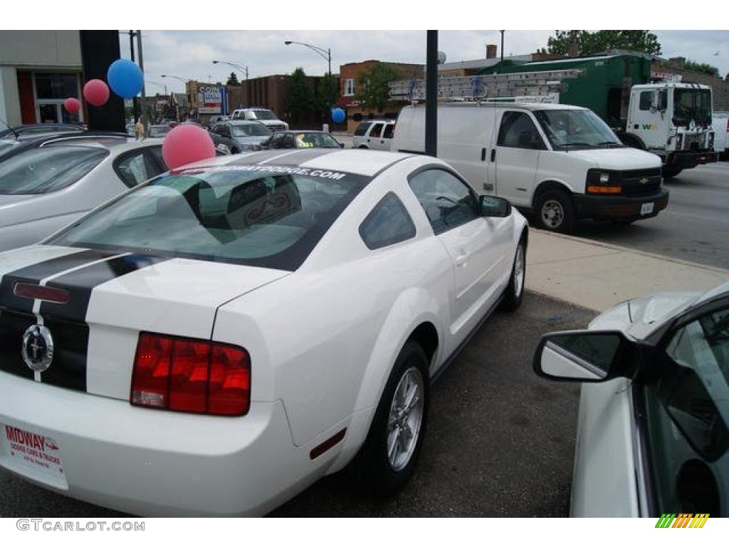 2007 Mustang V6 Deluxe Coupe - Performance White / Light Graphite photo #4
