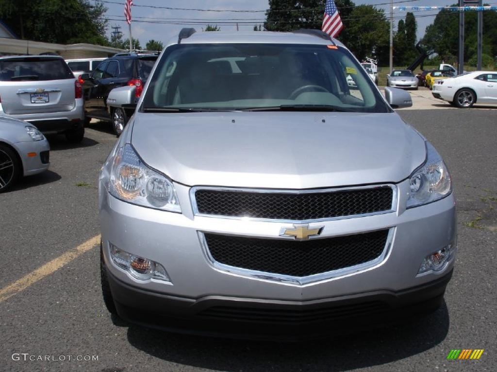 2010 Traverse LT AWD - Silver Ice Metallic / Dark Gray/Light Gray photo #2