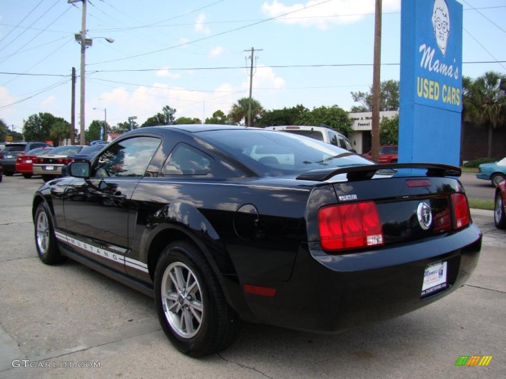 2005 Mustang V6 Deluxe Coupe - Black / Dark Charcoal photo #6