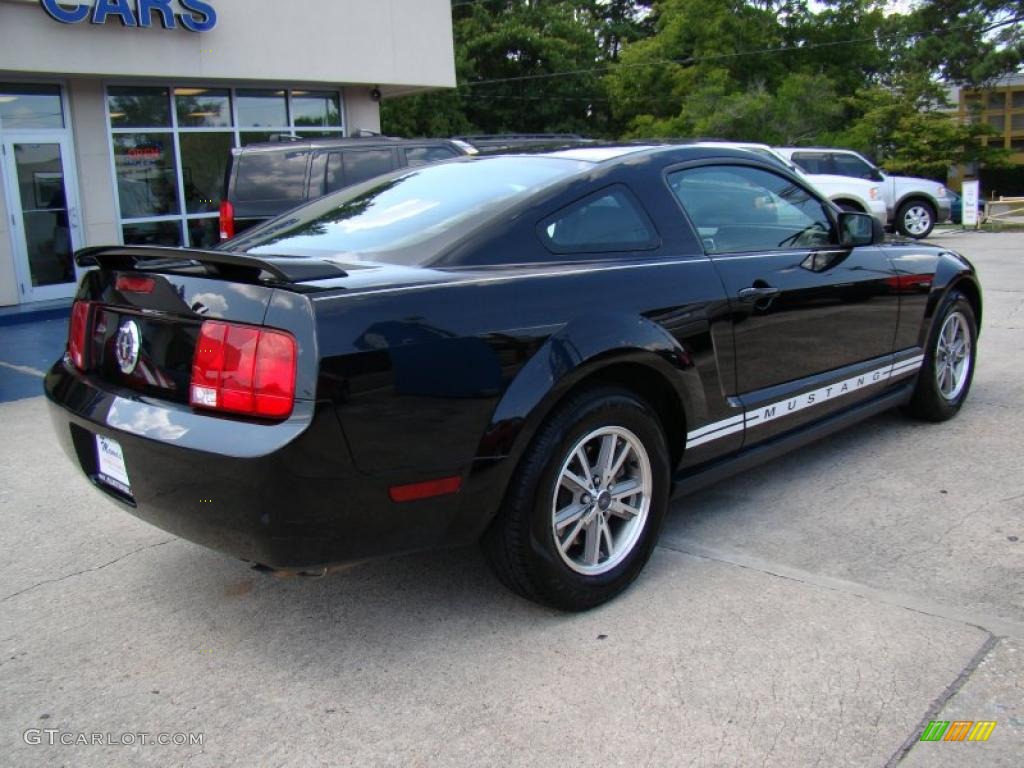 2005 Mustang V6 Deluxe Coupe - Black / Dark Charcoal photo #8