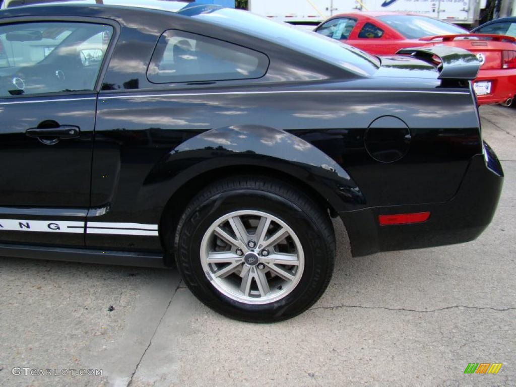 2005 Mustang V6 Deluxe Coupe - Black / Dark Charcoal photo #28