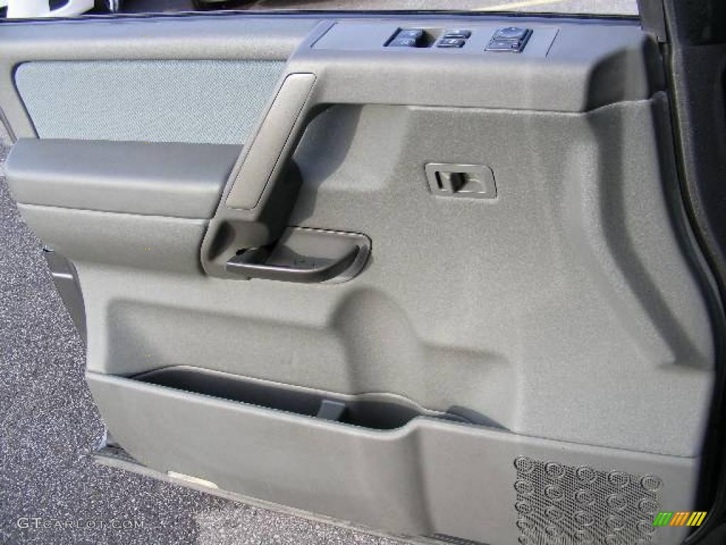 2005 Titan SE King Cab 4x4 - Smoke Gray / Graphite/Titanium photo #20