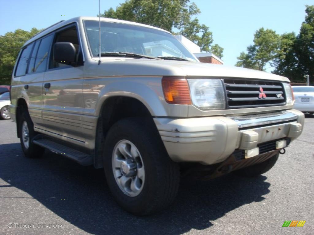 1997 Montero LS 4x4 - Sudan Beige Metallic / Beige photo #8