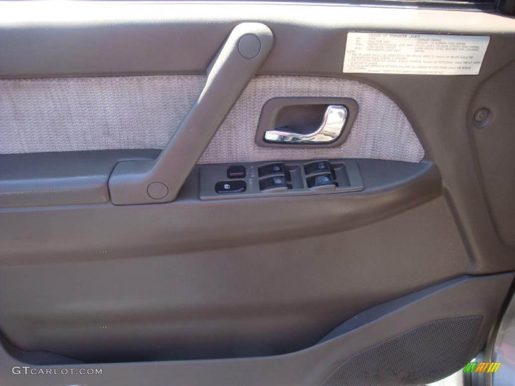 1997 Montero LS 4x4 - Sudan Beige Metallic / Beige photo #9