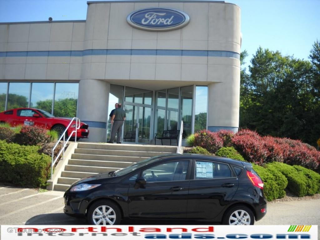 2011 Fiesta SE Hatchback - Tuxedo Black Metallic / Light Stone/Charcoal Black Cloth photo #1