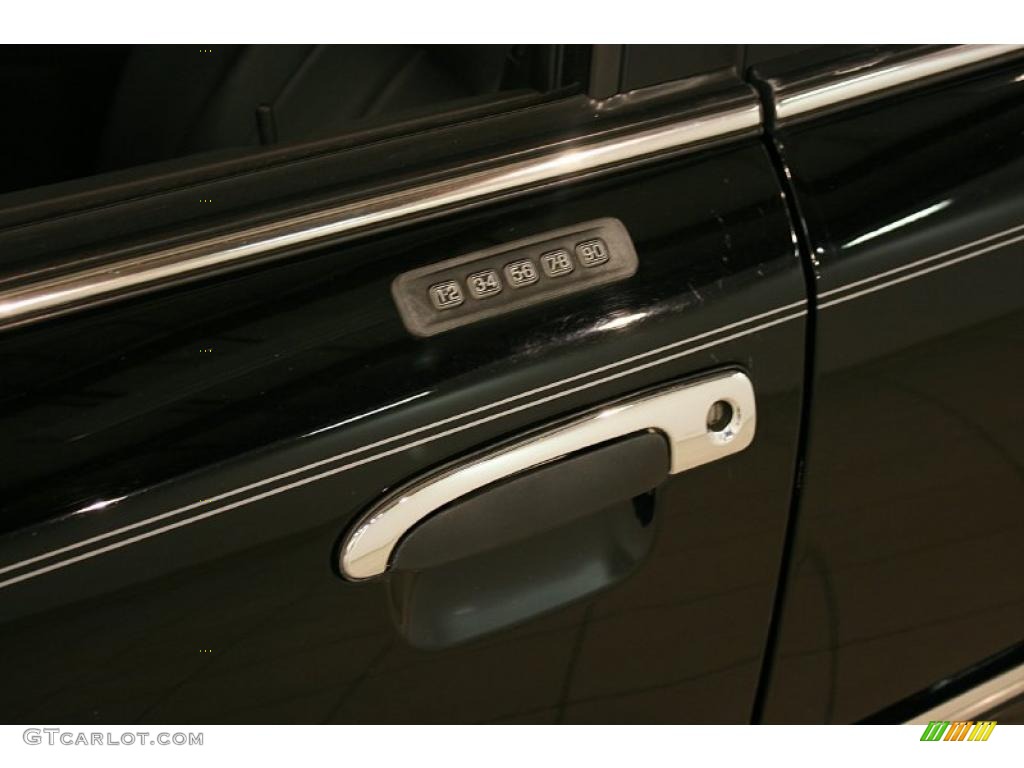 2004 Grand Marquis LS Ultimate Edition - Black Clearcoat / Dark Charcoal photo #8