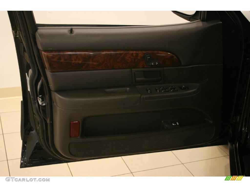 2004 Grand Marquis LS Ultimate Edition - Black Clearcoat / Dark Charcoal photo #9