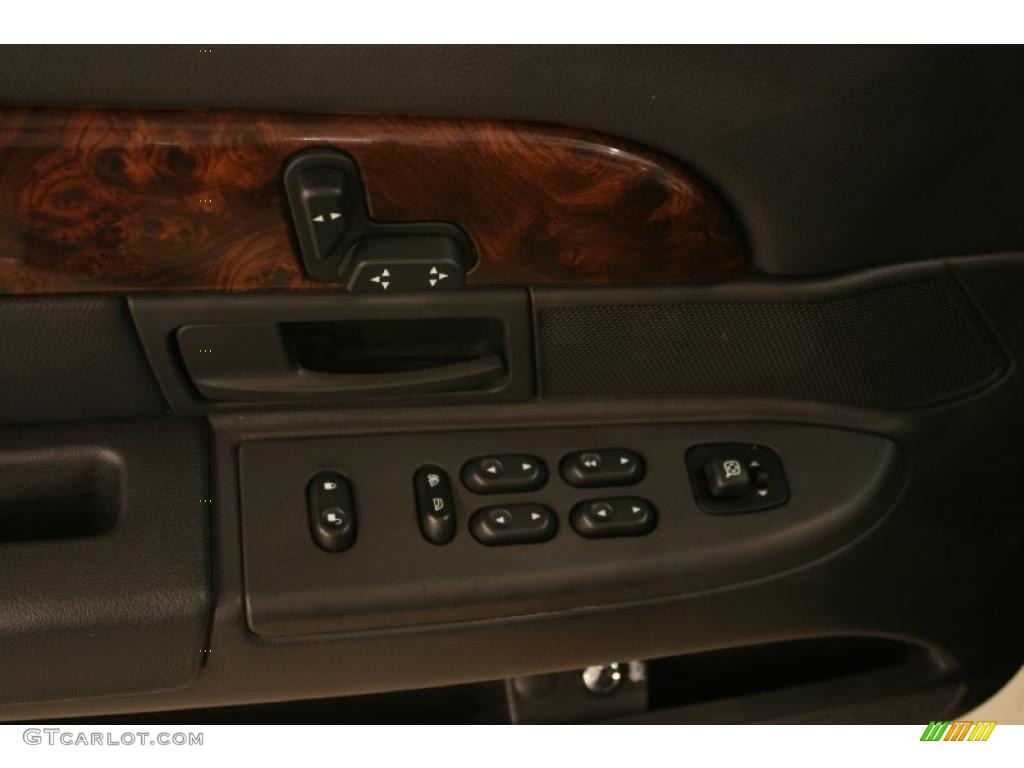 2004 Grand Marquis LS Ultimate Edition - Black Clearcoat / Dark Charcoal photo #10