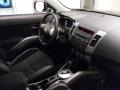 2010 Labrador Black Pearl Mitsubishi Outlander SE  photo #24