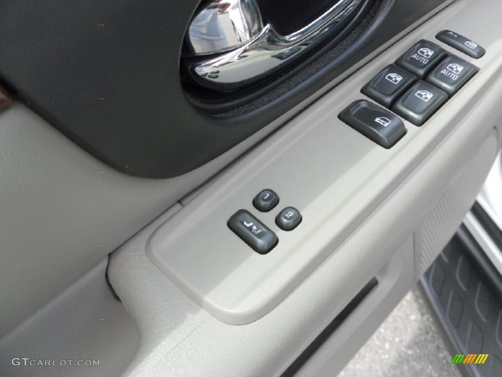 2004 Envoy SLT - Summit White / Medium Pewter photo #10