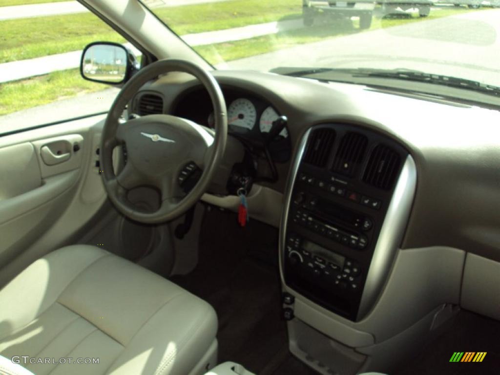 2007 Town & Country Touring - Linen Gold Metallic / Dark Khaki/Light Graystone photo #12