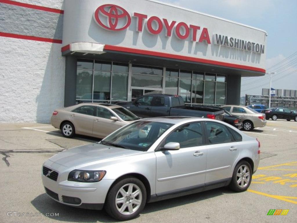 Silver Metallic Volvo S40