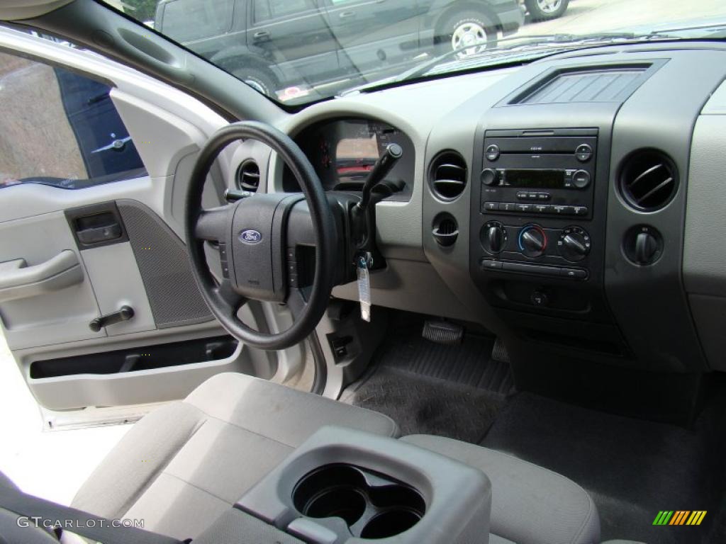 2005 F150 XL Regular Cab - Silver Metallic / Medium Flint/Dark Flint Grey photo #16