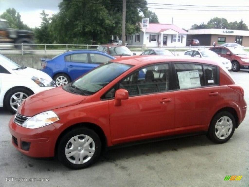 2011 Versa 1.8 S Hatchback - Red Brick / Charcoal photo #3