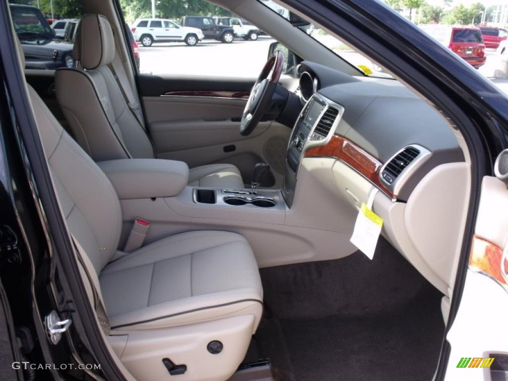 2011 Grand Cherokee Overland - Brilliant Black Crystal Pearl / Dark Frost Beige/Light Frost Beige photo #11