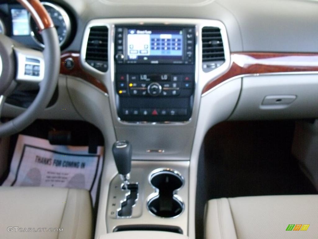 2011 Grand Cherokee Overland - Brilliant Black Crystal Pearl / Dark Frost Beige/Light Frost Beige photo #13