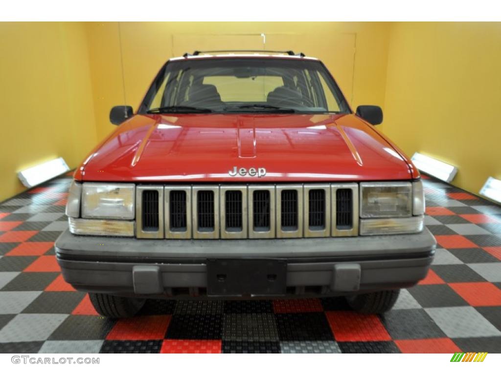 1995 Grand Cherokee SE 4x4 - Flame Red / Gray photo #2