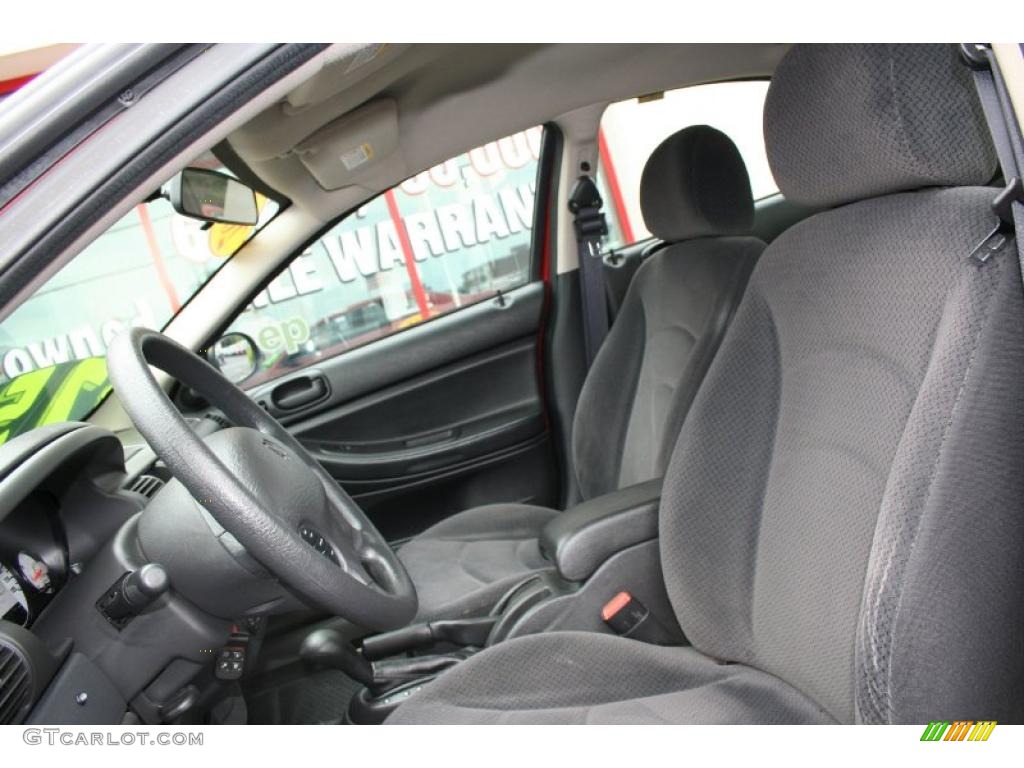 2004 Stratus SE Sedan - Inferno Red Pearlcoat / Dark Slate Gray photo #7