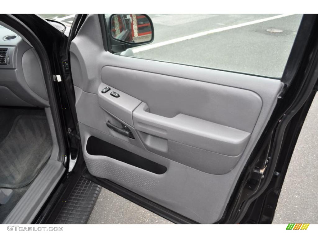 2002 Explorer XLT 4x4 - Black Clearcoat / Graphite photo #21