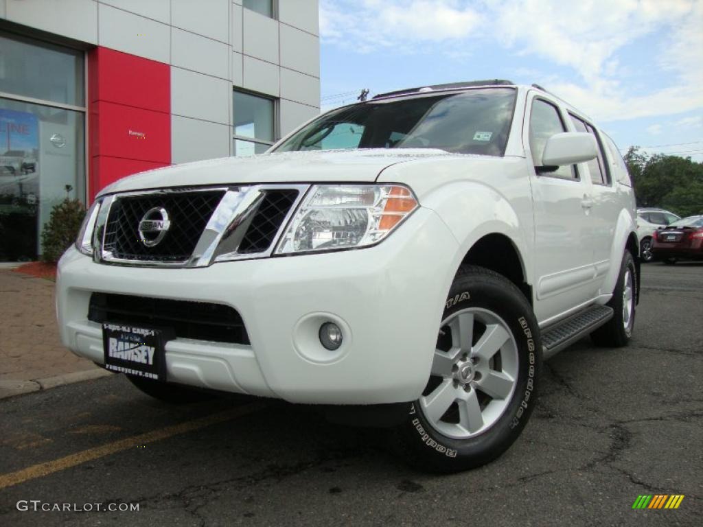 Avalanche White Nissan Pathfinder