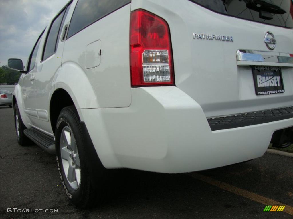 2008 Pathfinder SE 4x4 - Avalanche White / Graphite photo #13
