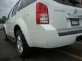 Avalanche White - Pathfinder SE 4x4 Photo No. 13