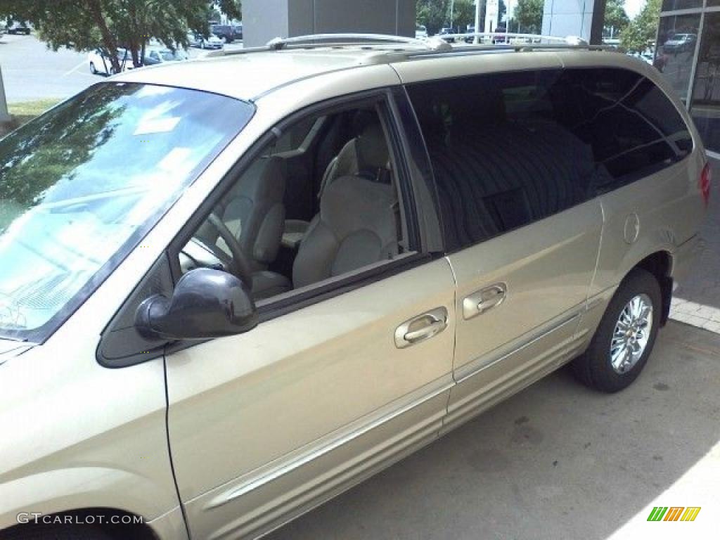 2002 Town & Country Limited - Light Almond Pearl Metallic / Taupe photo #21