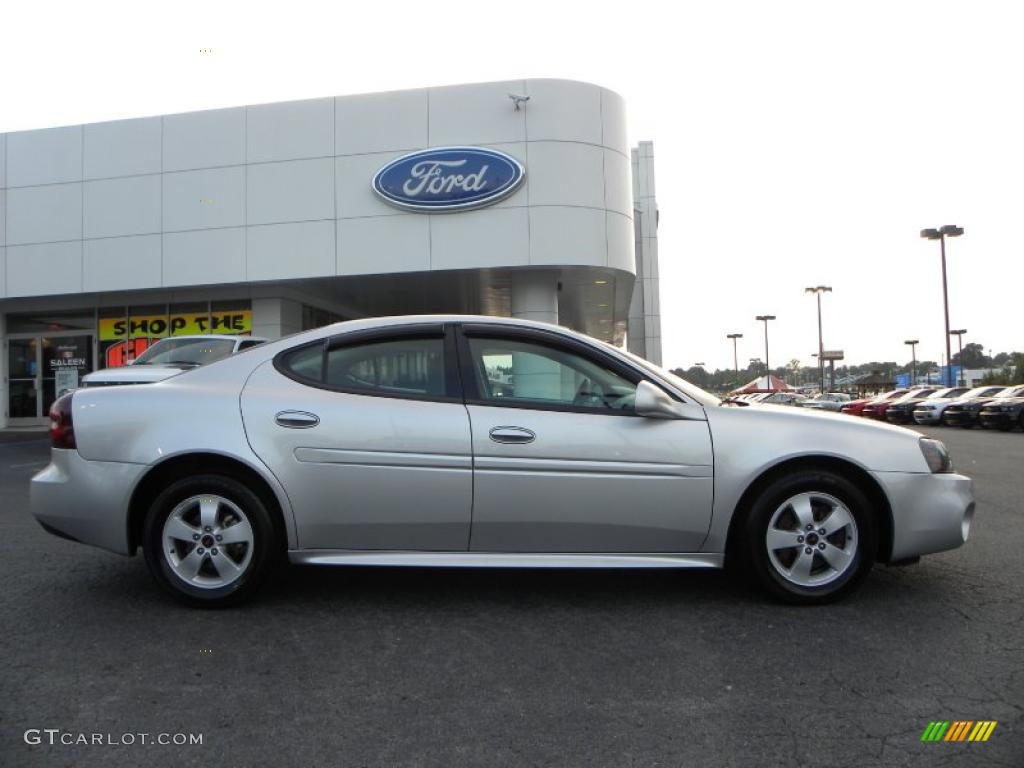 2005 Grand Prix Sedan - Galaxy Silver Metallic / Parchment/Dark Pewter photo #2