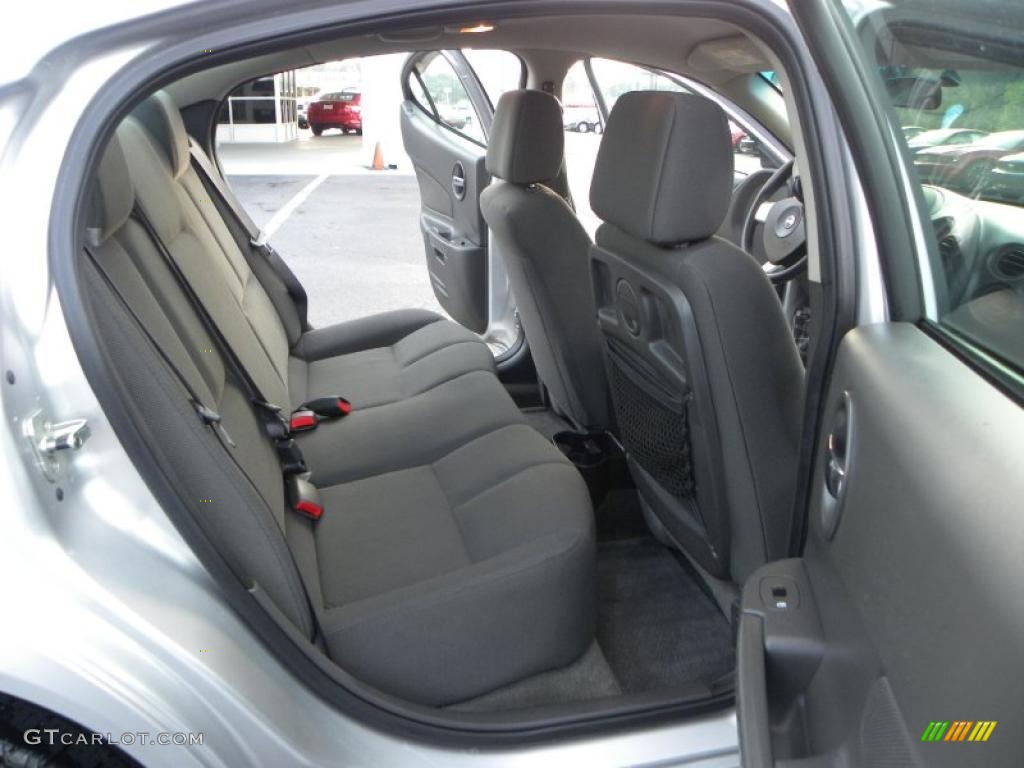 2005 Grand Prix Sedan - Galaxy Silver Metallic / Parchment/Dark Pewter photo #10