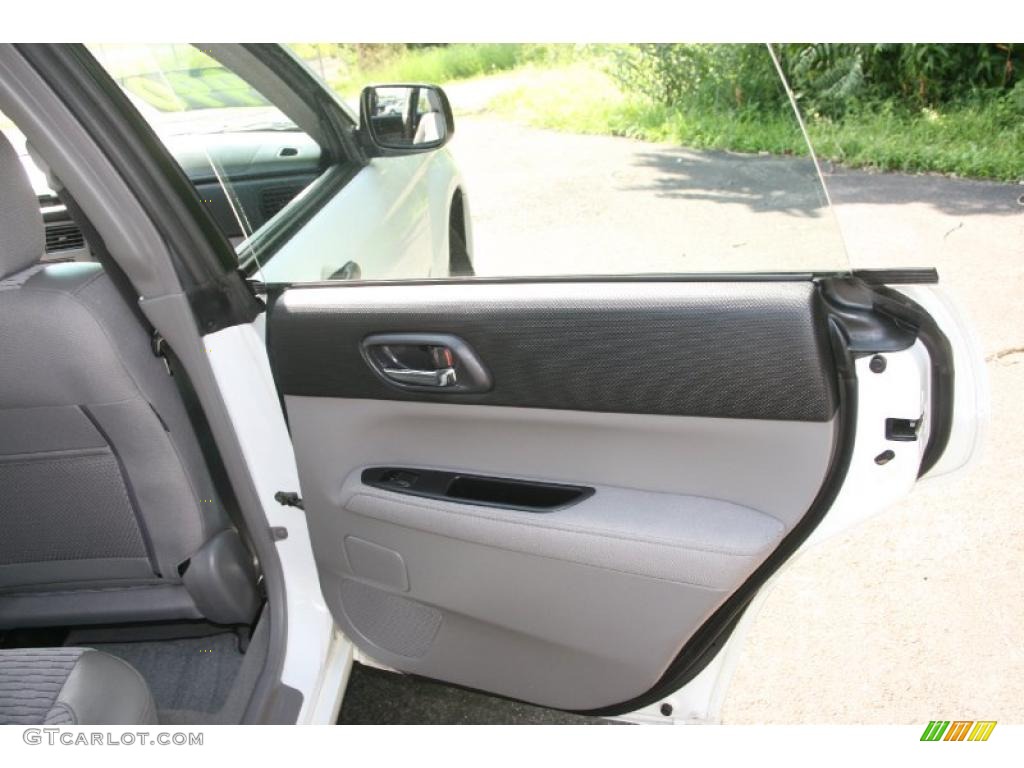 2003 Forester 2.5 XS - Aspen White / Gray photo #15