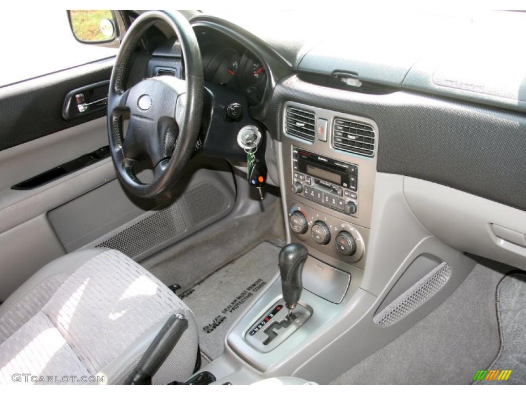 2003 Forester 2.5 XS - Aspen White / Gray photo #17