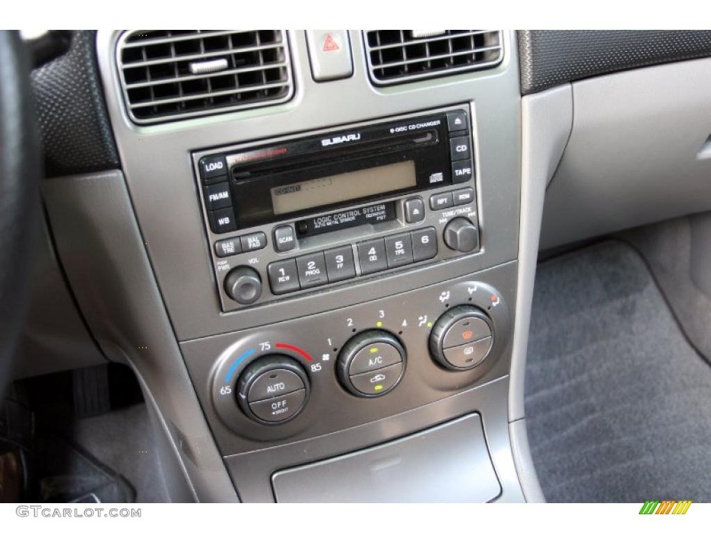 2003 Forester 2.5 XS - Aspen White / Gray photo #22