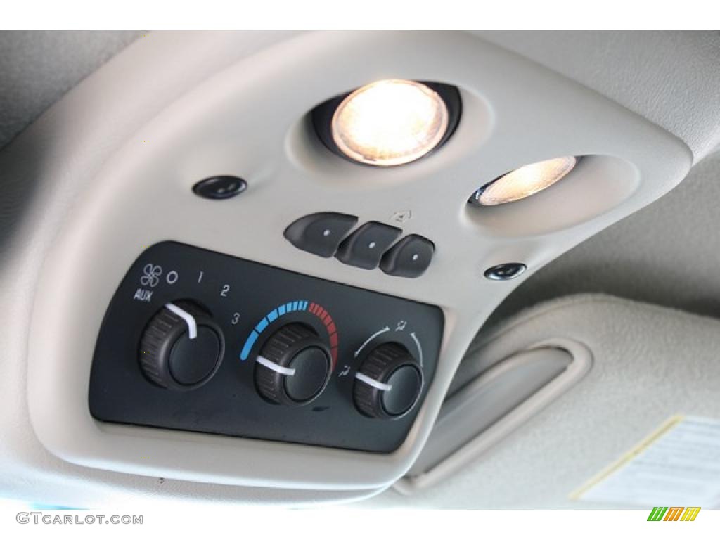 2003 Suburban 1500 4x4 - Black / Tan/Neutral photo #22