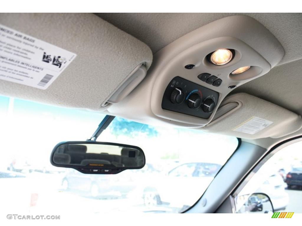 2003 Suburban 1500 4x4 - Black / Tan/Neutral photo #23