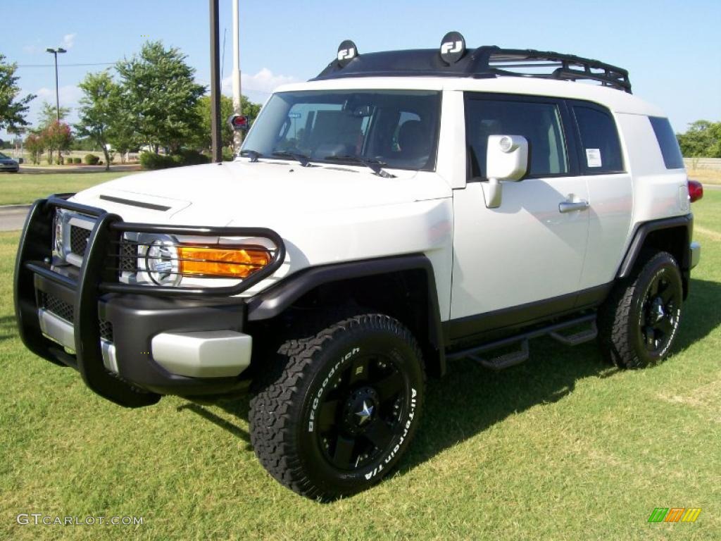 2010 FJ Cruiser 4WD - Iceberg White / Dark Charcoal photo #2