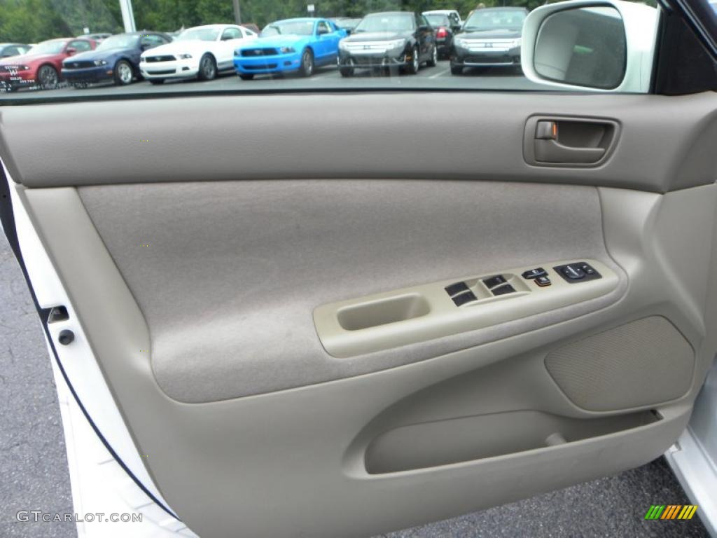 2004 Camry LE - Super White / Stone photo #14