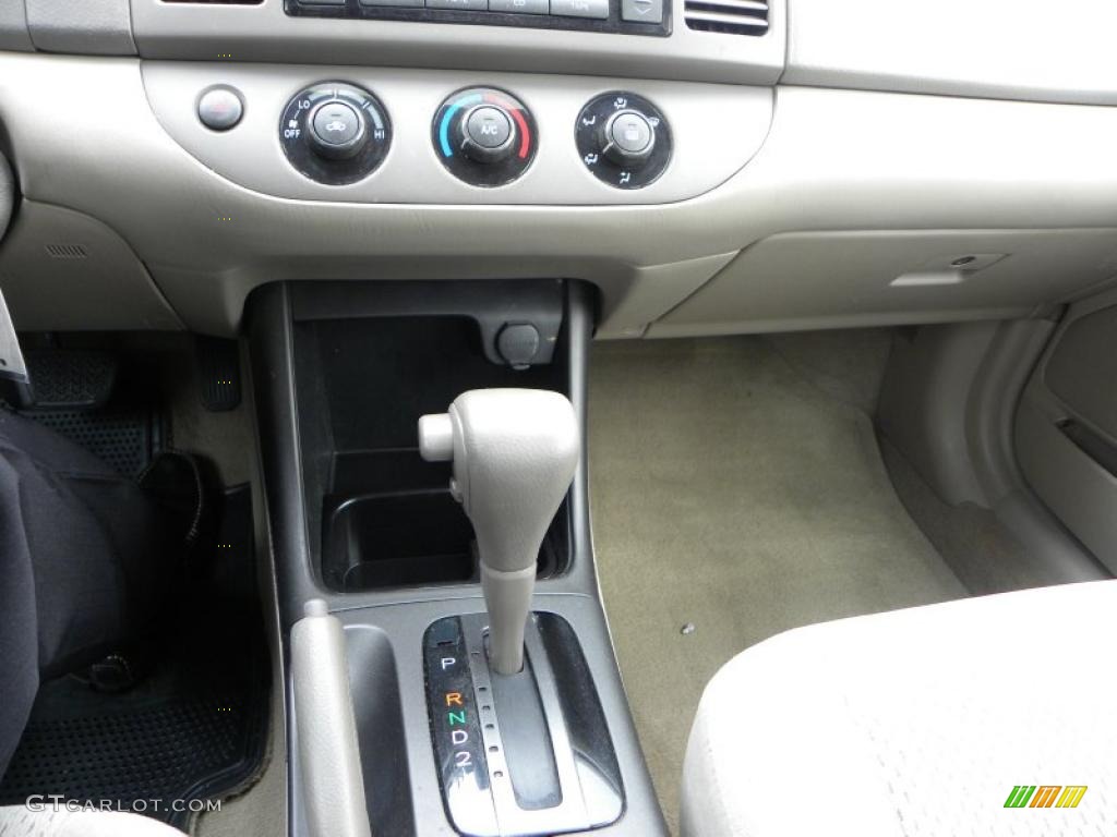 2004 Camry LE - Super White / Stone photo #19