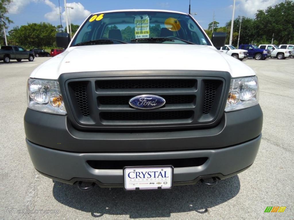 2006 F150 XL Regular Cab 4x4 - Oxford White / Medium Flint photo #12
