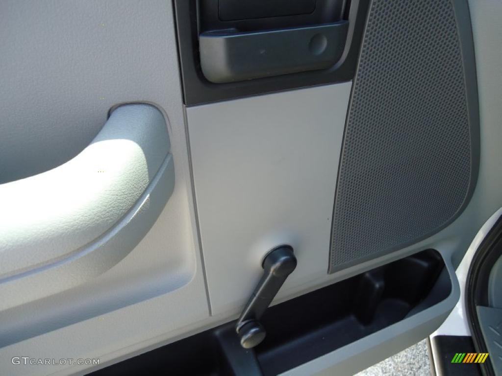 2006 F150 XL Regular Cab 4x4 - Oxford White / Medium Flint photo #16