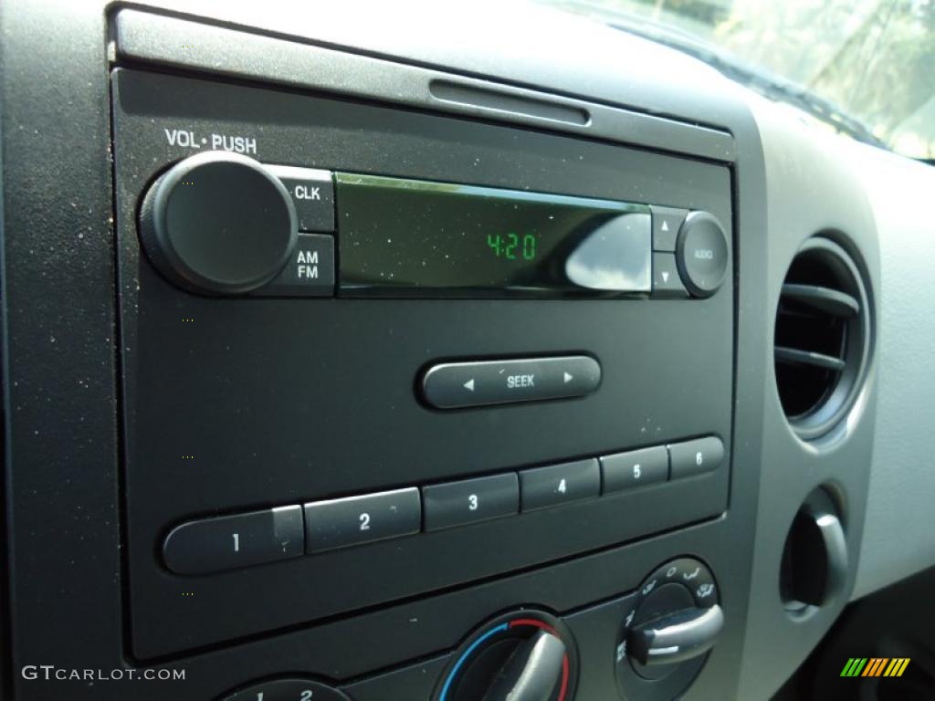 2006 F150 XL Regular Cab 4x4 - Oxford White / Medium Flint photo #18
