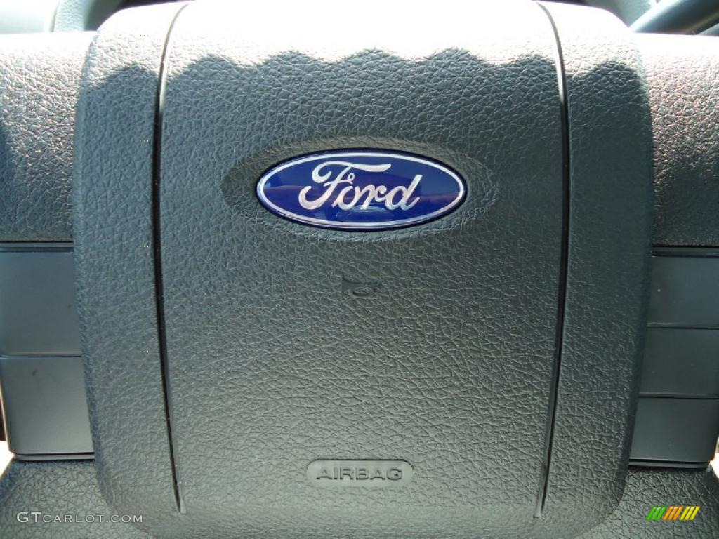 2006 F150 XL Regular Cab 4x4 - Oxford White / Medium Flint photo #20