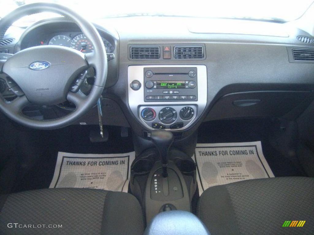 2007 Focus ZX5 SES Hatchback - CD Silver Metallic / Charcoal/Light Flint photo #4