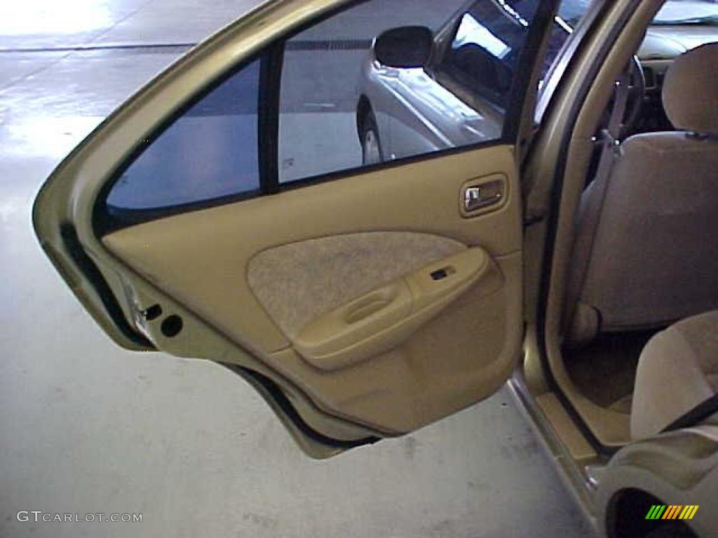2002 Sentra GXE - Iced Cappuccino / Sand Beige photo #14