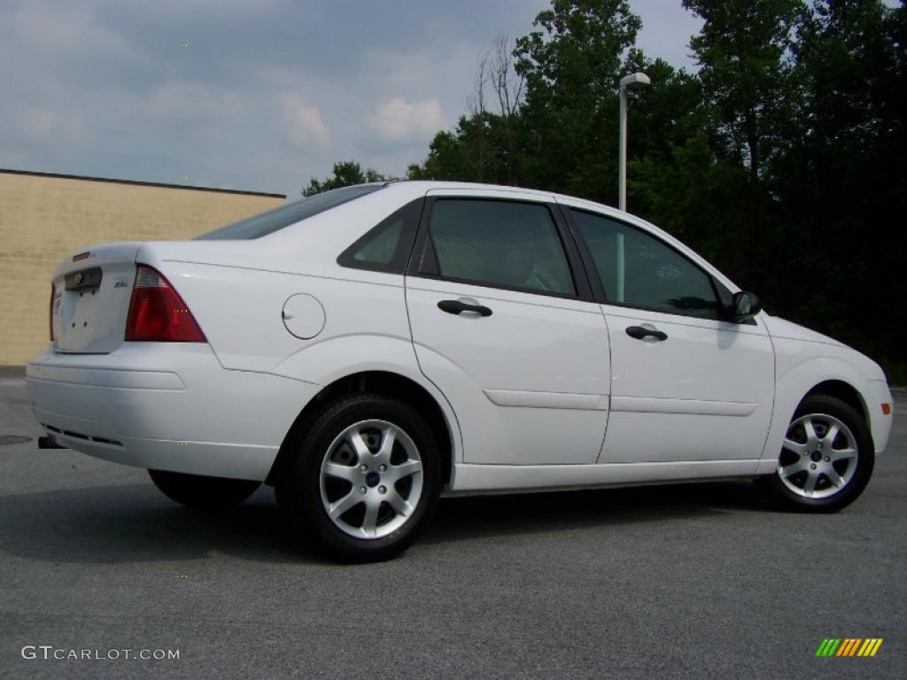 2005 Focus ZX4 SE Sedan - Cloud 9 White / Dark Flint/Light Flint photo #6