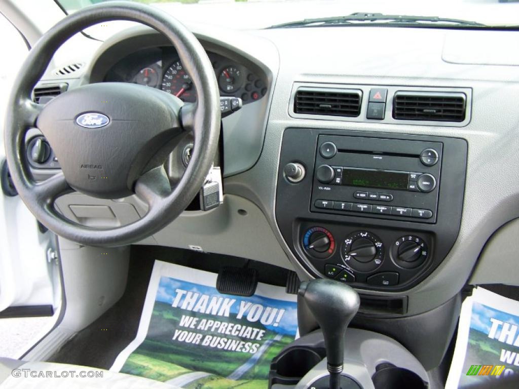 2005 Focus ZX4 SE Sedan - Cloud 9 White / Dark Flint/Light Flint photo #12