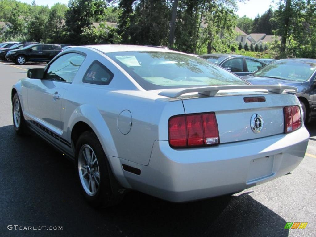 2005 Mustang V6 Deluxe Coupe - Satin Silver Metallic / Light Graphite photo #16