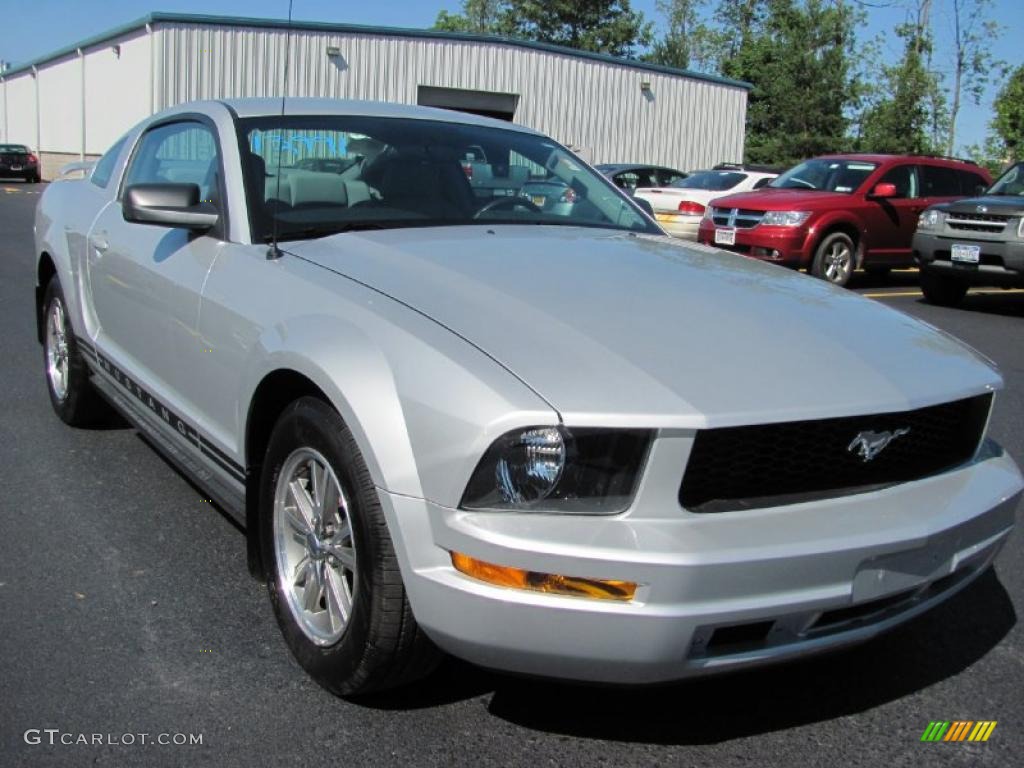 2005 Mustang V6 Deluxe Coupe - Satin Silver Metallic / Light Graphite photo #18