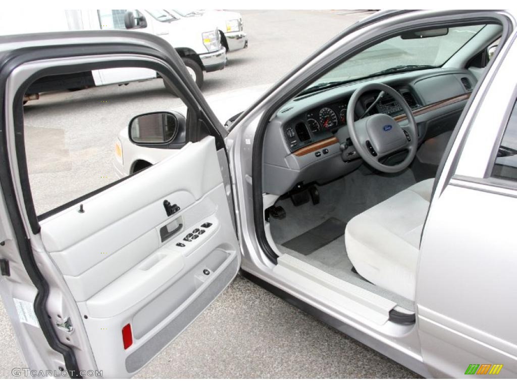 2004 Crown Victoria LX - Silver Birch Metallic / Light Flint photo #12