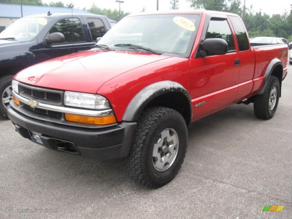 2002 S10 ZR2 Extended Cab 4x4 - Victory Red / Graphite photo #1