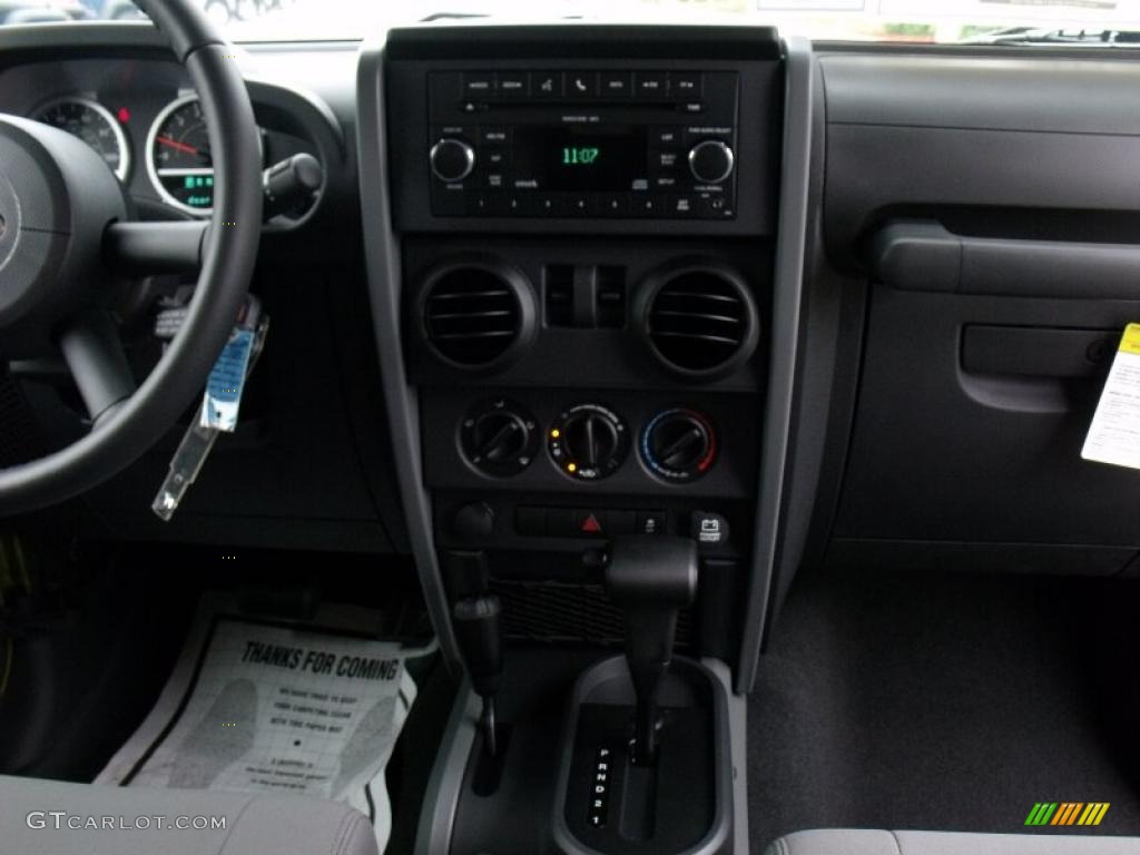 2010 Wrangler Sport 4x4 - Rescue Green Metallic / Dark Slate Gray/Medium Slate Gray photo #11